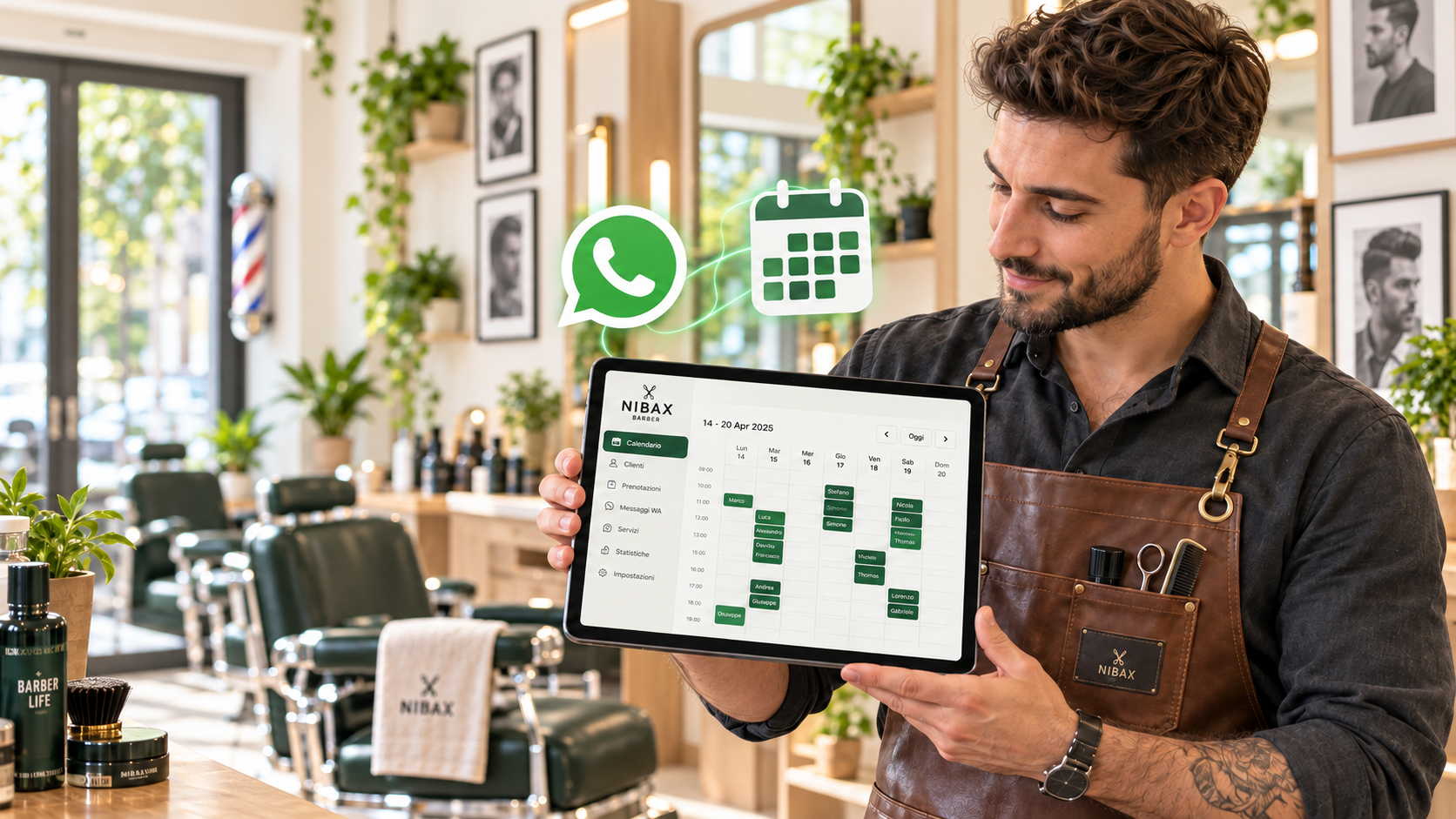 Giovane barbiere nel suo salone con un tablet che illustra l’agenda Nibax Barber, accanto ai simboli WhatsApp e calendario